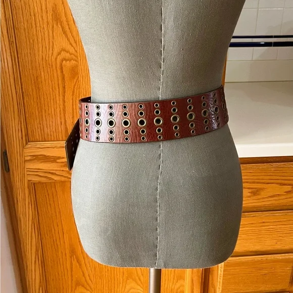 Nordstrom’s brown leather belt - Picture 4 of 12